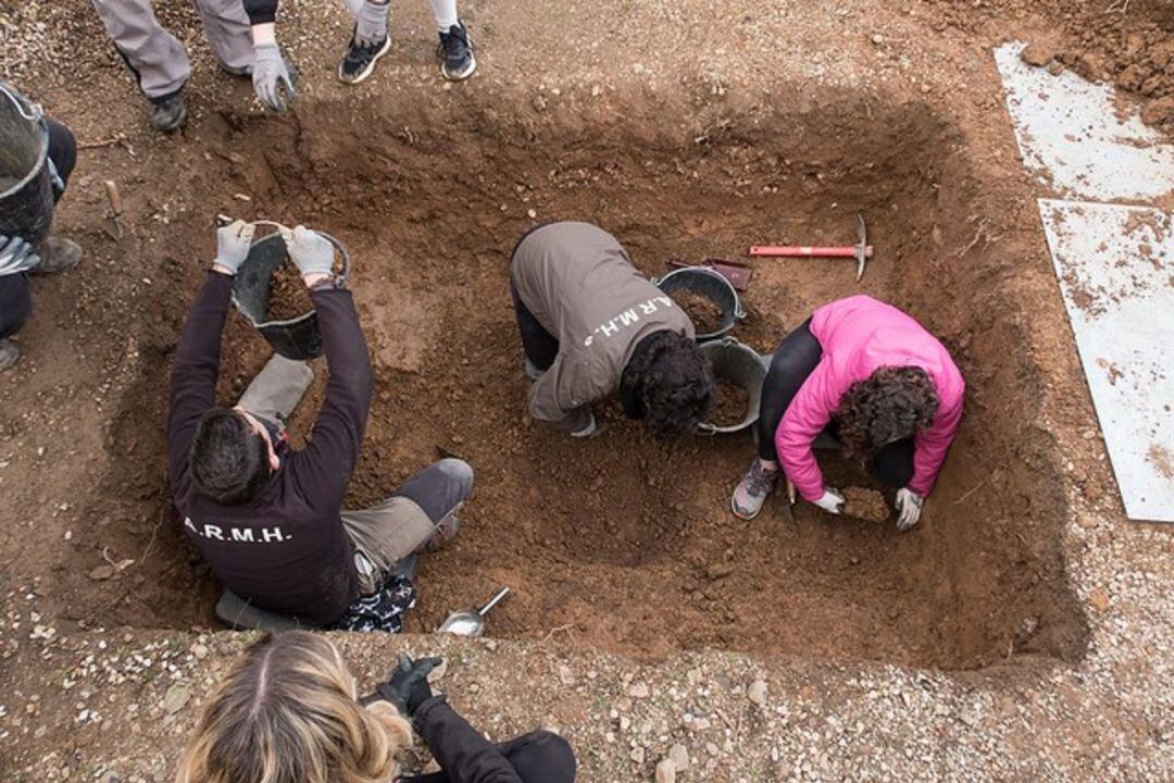 Momento de una excavación dirigida por la ARMH