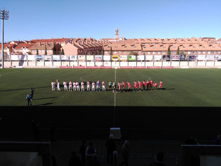 Los jugadores aplauden en el partido de este domingo entre el Colmenar Viejo y el Atlético Pinto
