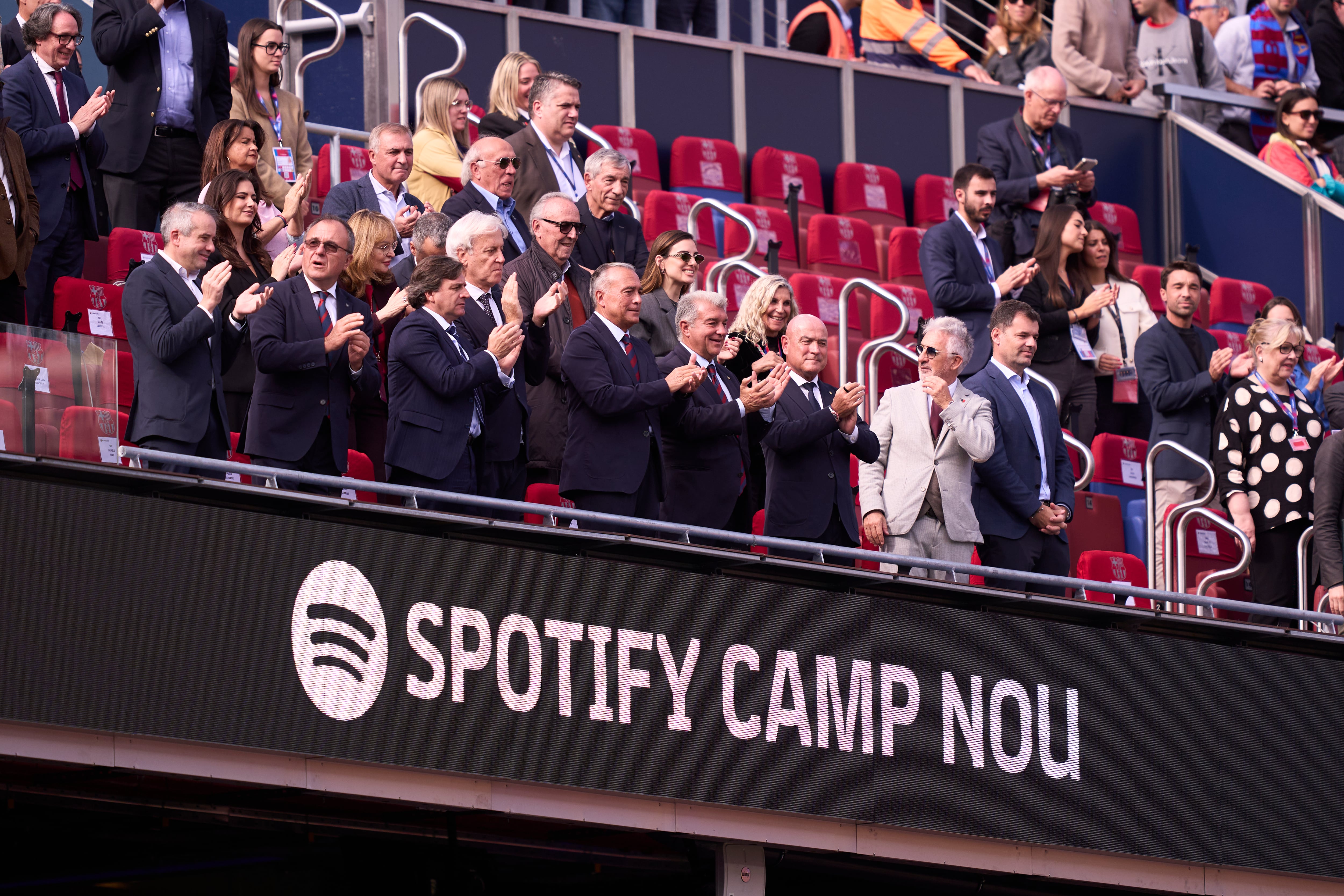 Joan Laporta presencia el entrenamiento del Barça en el Camp Nou