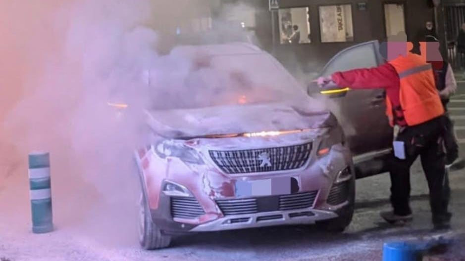 La rápida actuación de un ciudadano que se encontraba en las inmediaciones y disponía de varios extintores en su vehículo resultó clave