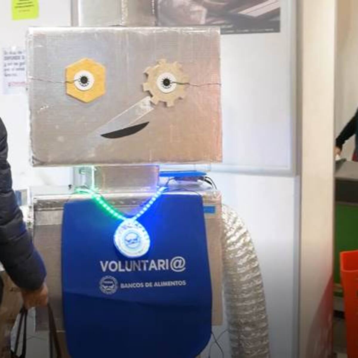 Un robot hace de voluntario en la Gran recogida del Banco de Alimentos
