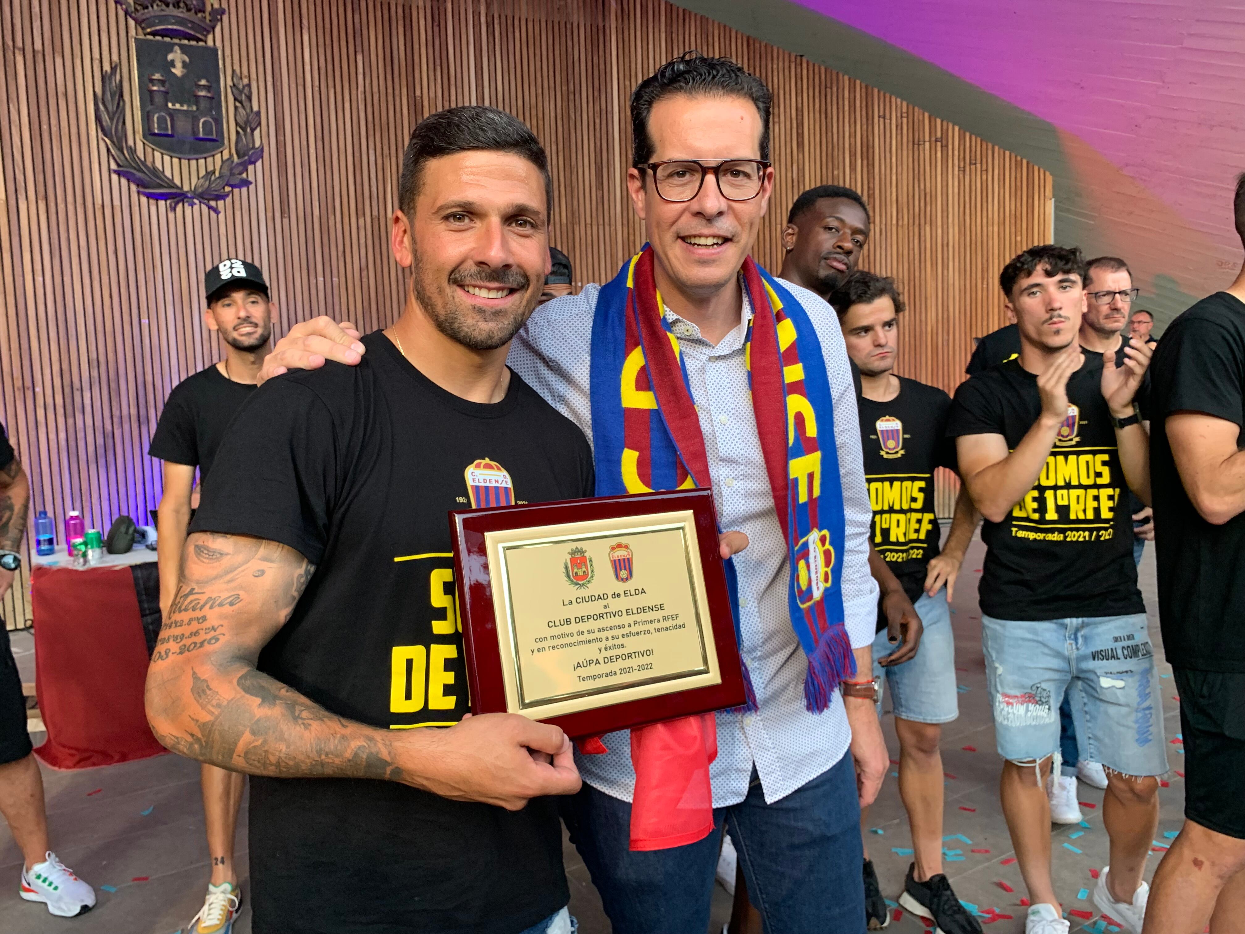 Rubén Alfaro, alcalde de Elda, entregó una placa al capitán del Eldense, Iván Forte