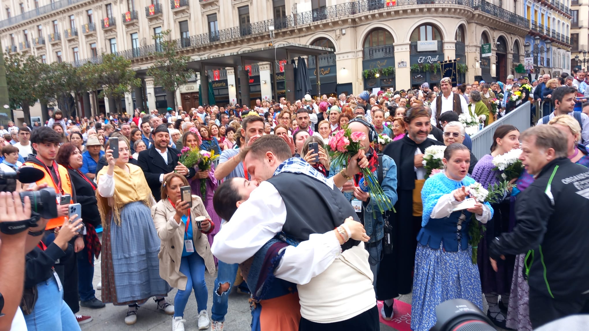 Una pareja de oferentes dicen el &quot;sí quiero&quot; en medio de la ofrenda