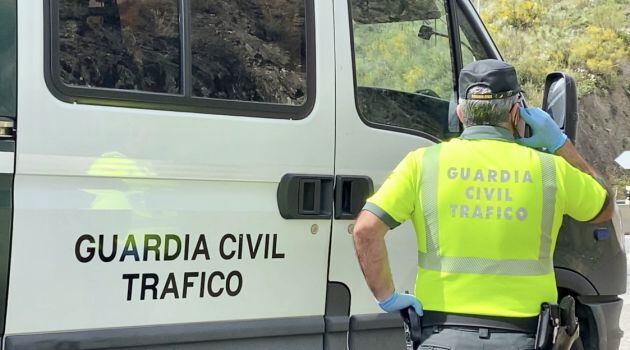 Uno de los agentes de la Guardia Civil durante el control en Málaga