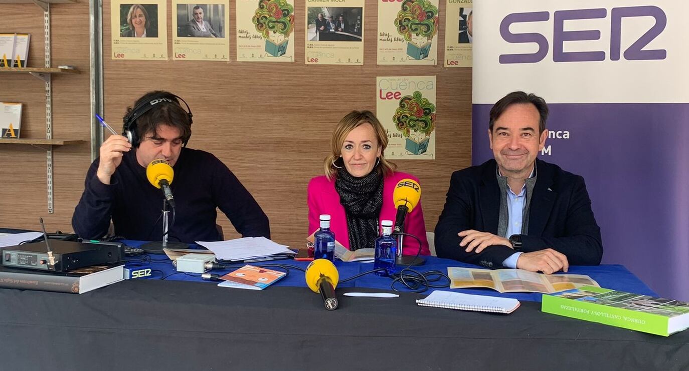 Paco Auñón (a la izquierda) entrevistando a Yolanda Rozalén (Junta) y a Miguel Ángel Valero (Ayto. y Diputación) durante el programa especial de Hoy por Hoy Cuenca con motivo de la feria del libro Cuenca Lee emitido desde la plaza de España.