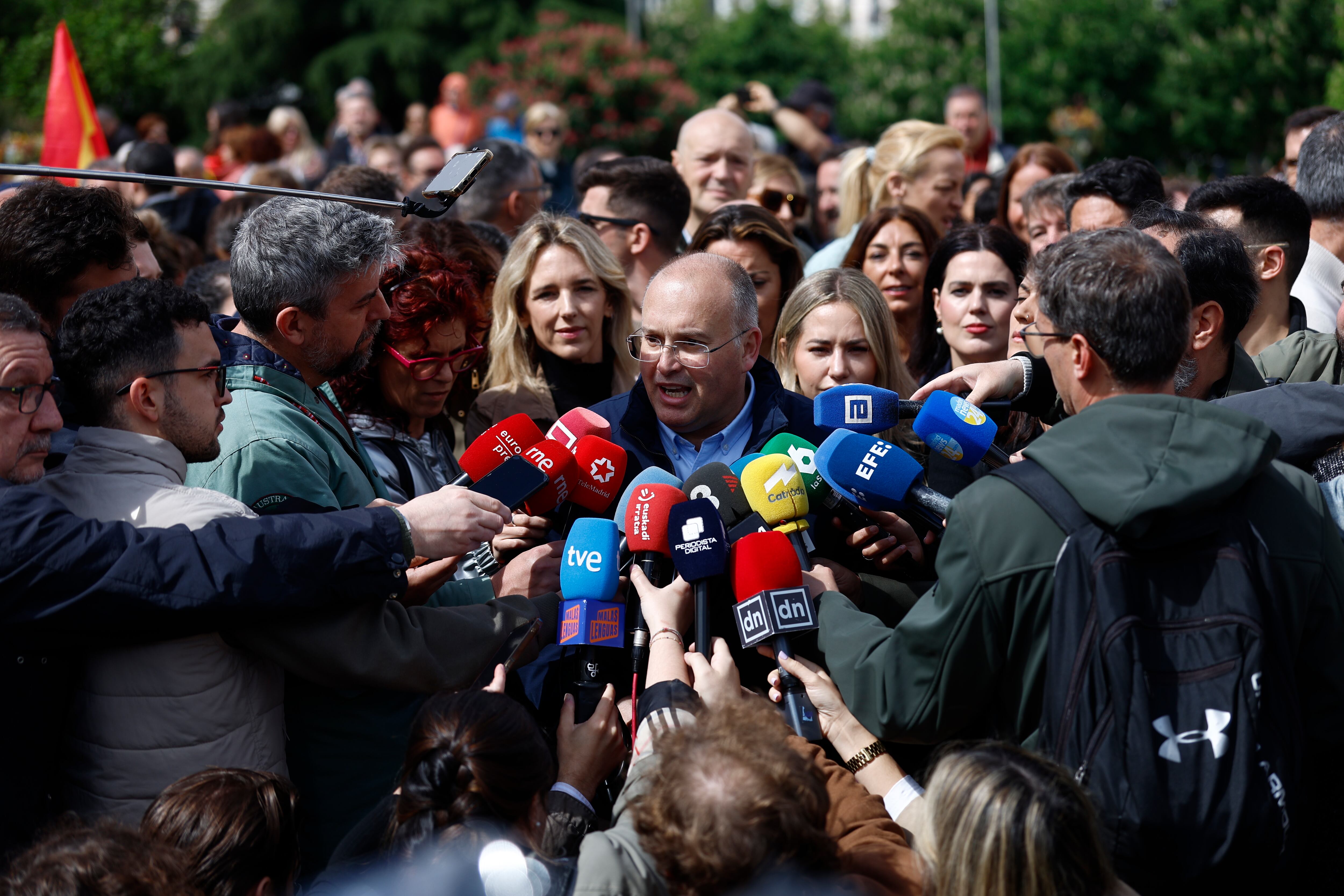 El portavoz del GPP en el Congreso, Miguel Tellado, hace declaraciones en la manifestación organizada por la Plataforma por la España Constitucional con el lema 'Por la dignidad de España. Sánchez dimisión, elecciones ya' este sábado en la Plaza de Colón de Madrid. EFE/Rodrigo Jiménez