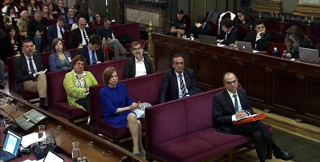 Los acusados y sus abogados en una de las sesiones de juicio