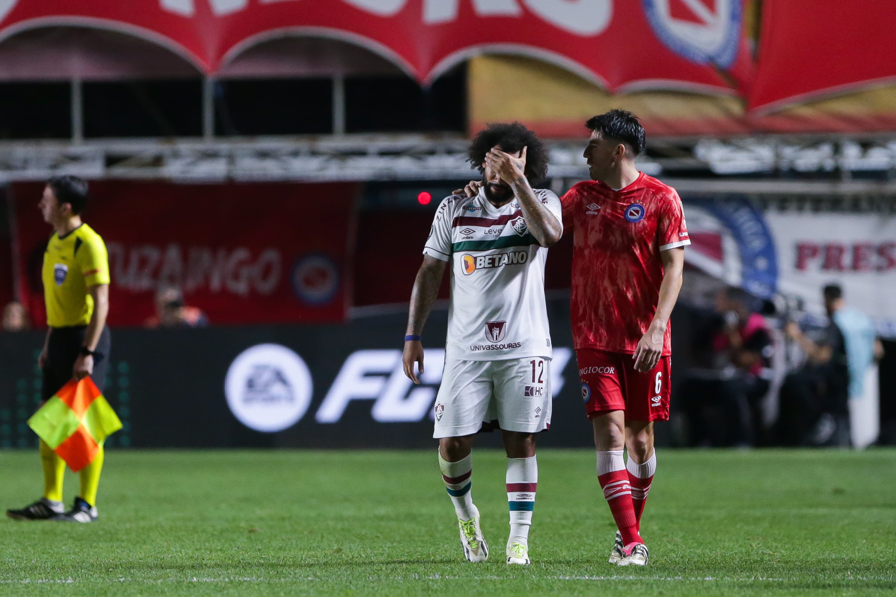 Marcelo abandona el terreno de juego tras ser expulsado.