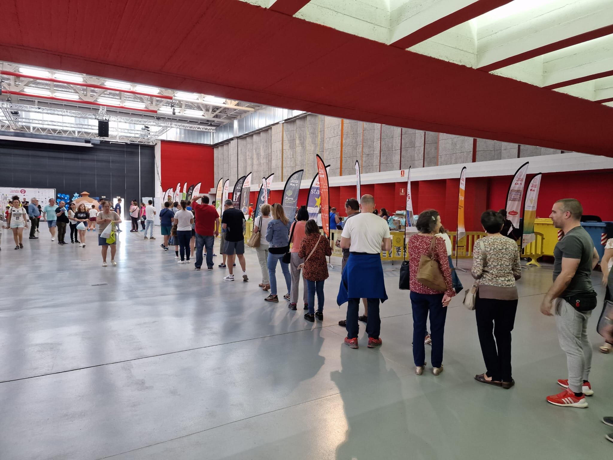 Largas filas para recoger la camiseta que este año es de color azul