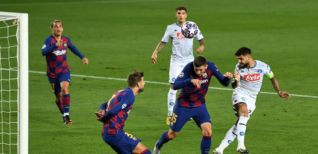 Lenglet despeja la pelota ante el Nápoles