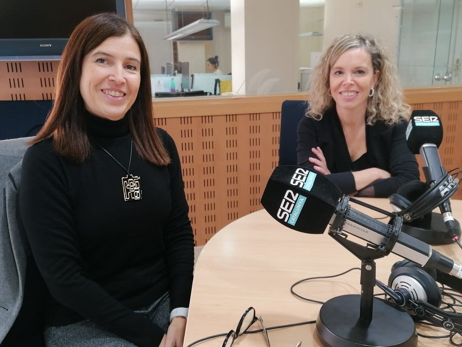 Sònia Vergés, cap de visats i Carme Domènech, presidenta del col·legi de l&#039;Arquitectura Tècnica de Girona.