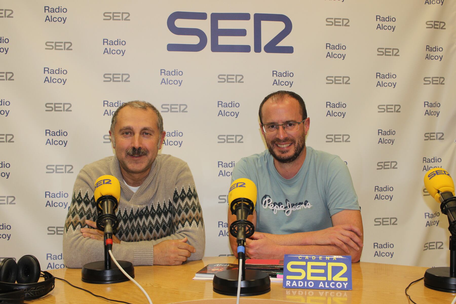 Enrique Moltó i Tono Belda, en l'estudi central de Radio Alcoy
