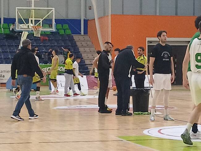 Encuentro dntre el Óbila y el Universidad de Oviedo detenido por una gotera en el pabellón