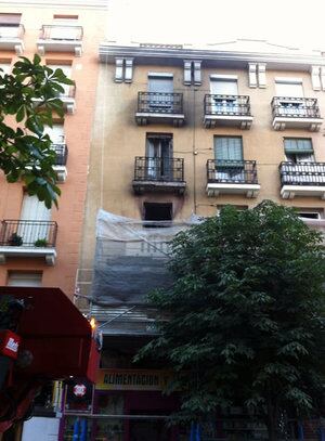 El fuego se inició a primera hora de la mañana en un bloque de viviendas de la madrileña calle Ortega y Gasset.