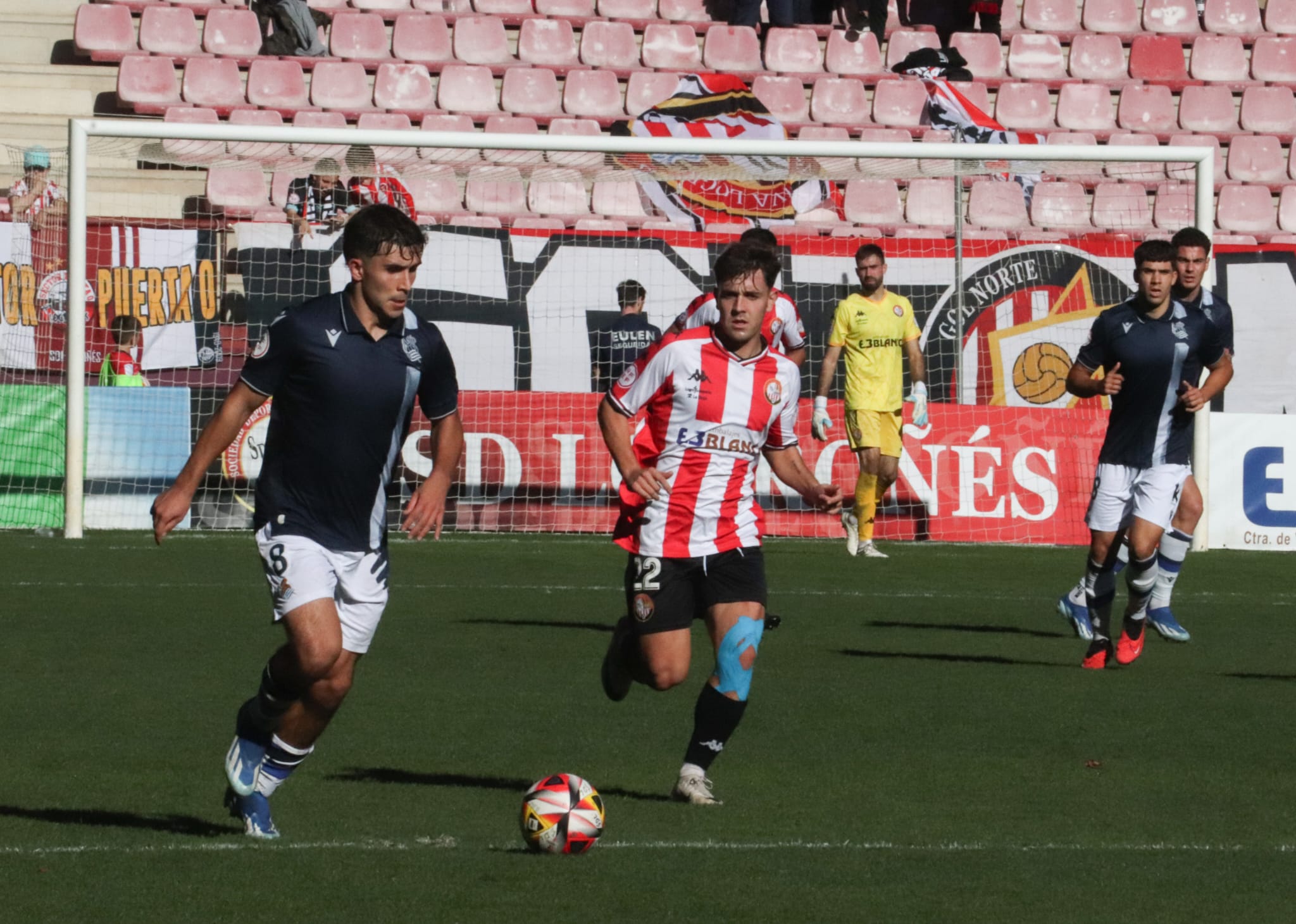 Pablo Marín conduce el balón ante la mirada de Dani Garrido / SD Logroñés