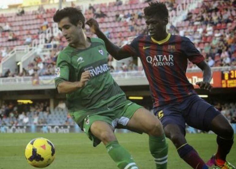 Alain Eizmendi, en un partido contra el Barça B en su época de Segunda con el Eibar
