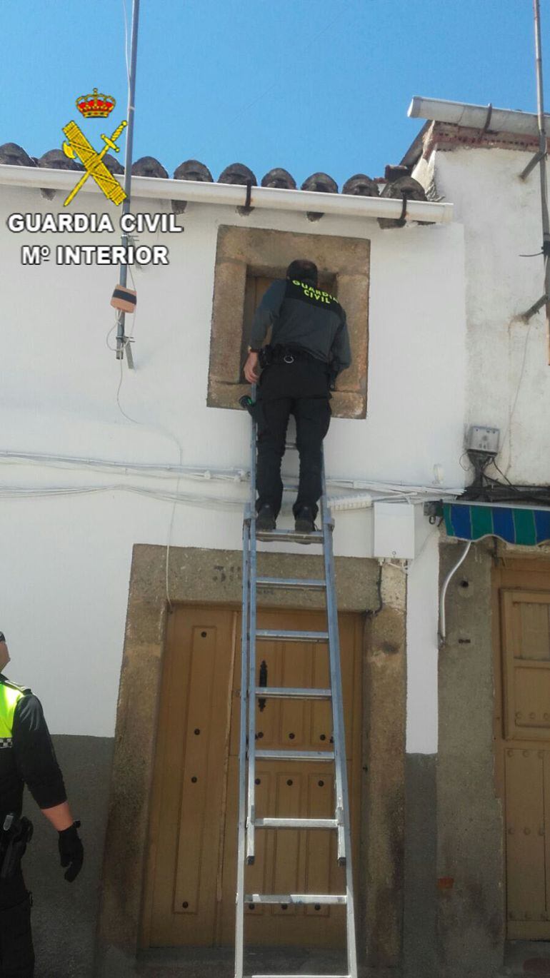 Vivienda de la que tuvo que ser rescatada la mujer