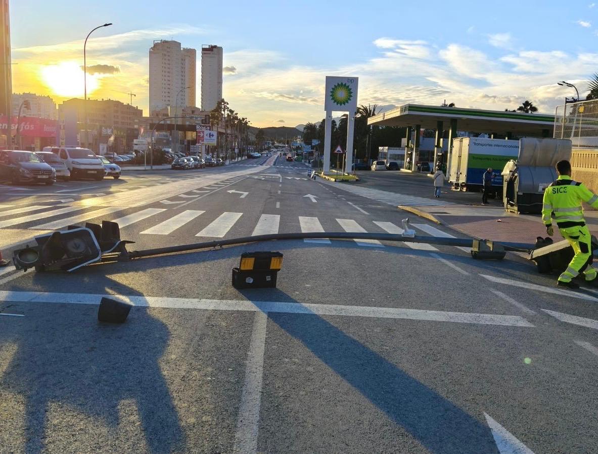 Caída de un semáforo en la avenida Villajoyosa de Benidorm a causa de las fuertes rachas de viento / Cadena SER
