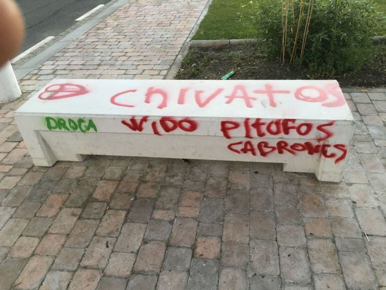 Pintadas aparecidas en el nuevo vial de Salobreña