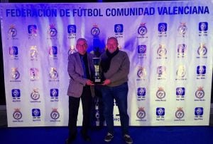 Joaquín Plaza (I) y Joaquín Maestre (D) con el trofeo