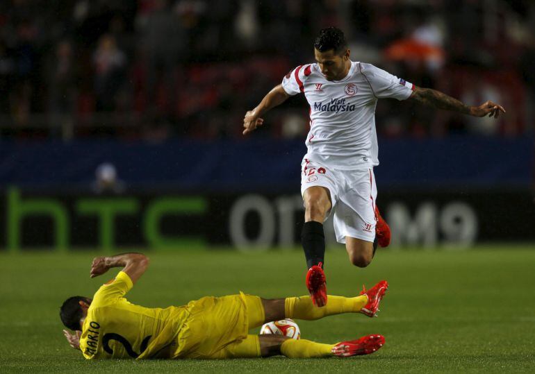 Mario quita la pelota a Vitolo durante el partido de Europa League en Sevilla