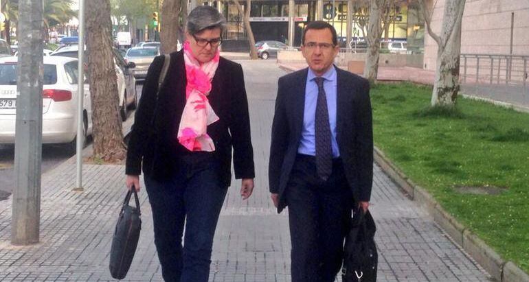 Ester Ventura acompanyada del seu advocat a l'entrada dels jutjats de Reus.
