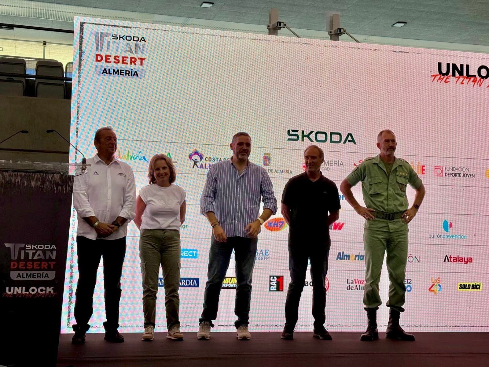 La diputada provincial, María Luisa Cruz, el concejal de Deporte del Ayuntamiento de Almería, Antonio Casimiro, y el delegado de Deportes, Juan José Alonso, participan en la entrega de trofeos y felicitan a los ganadores de esta edición.