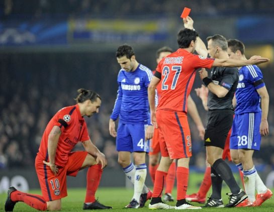 GWP-1- LONDRES (REINO UNIDO), 11/03/2015.- El jugador del Paris Saint Germain Zlatan Ibrahimovic (i) es expulsado ante el Chelsea hoy, miércoles 11 de marzo de 2015, durante el juego de vuelta de los octavos de final de la Liga de Campeones que se disputa