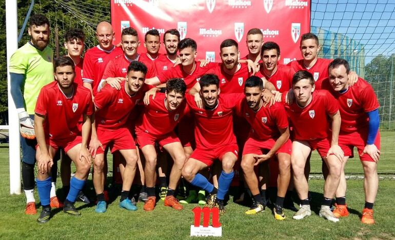 Alvaro Casas, en el centro y tras el trofeo, compartió el reconocimiento con todos sus compañeros