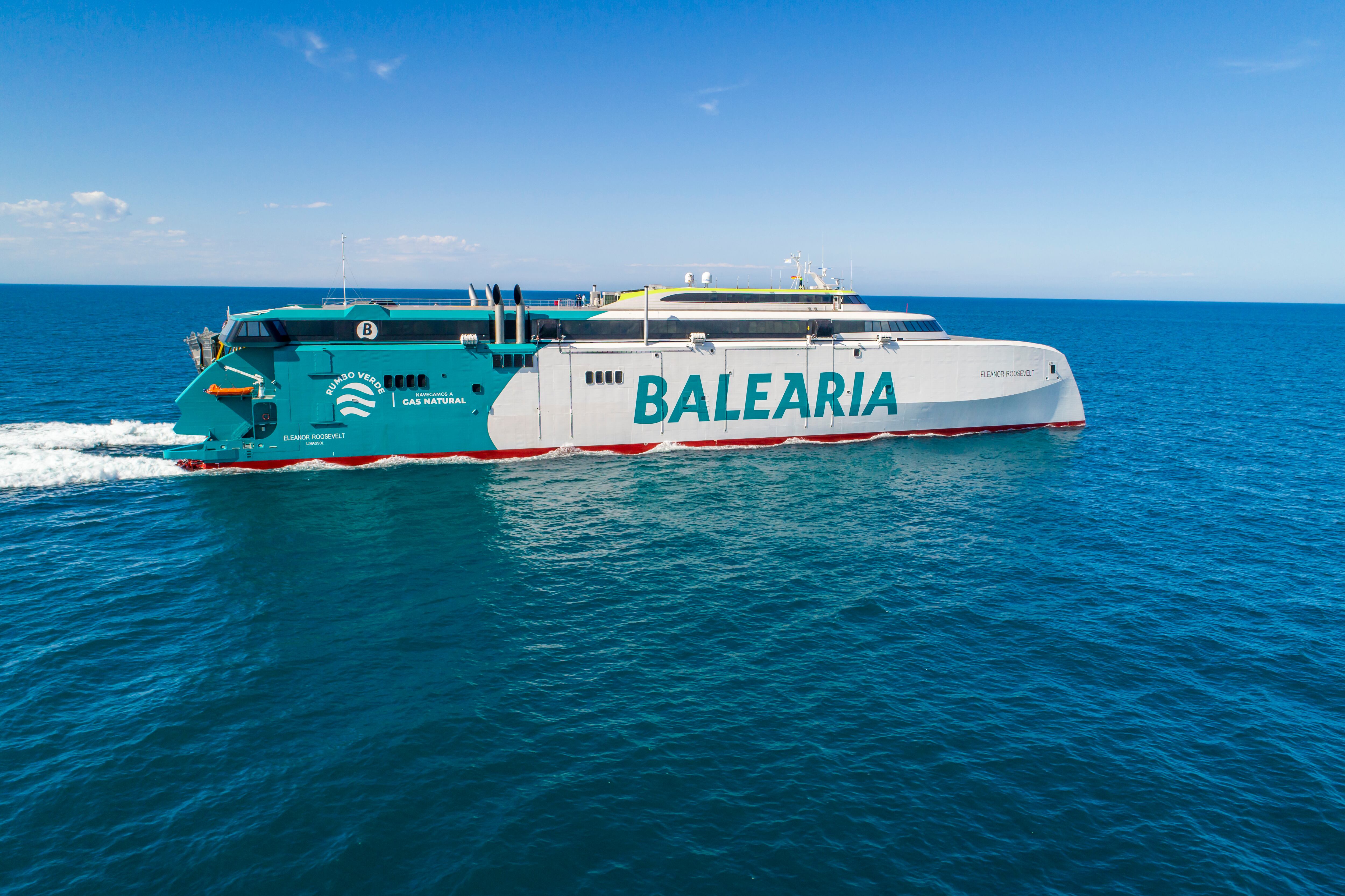 Imagen de una flota de la empresa naviera Balearia