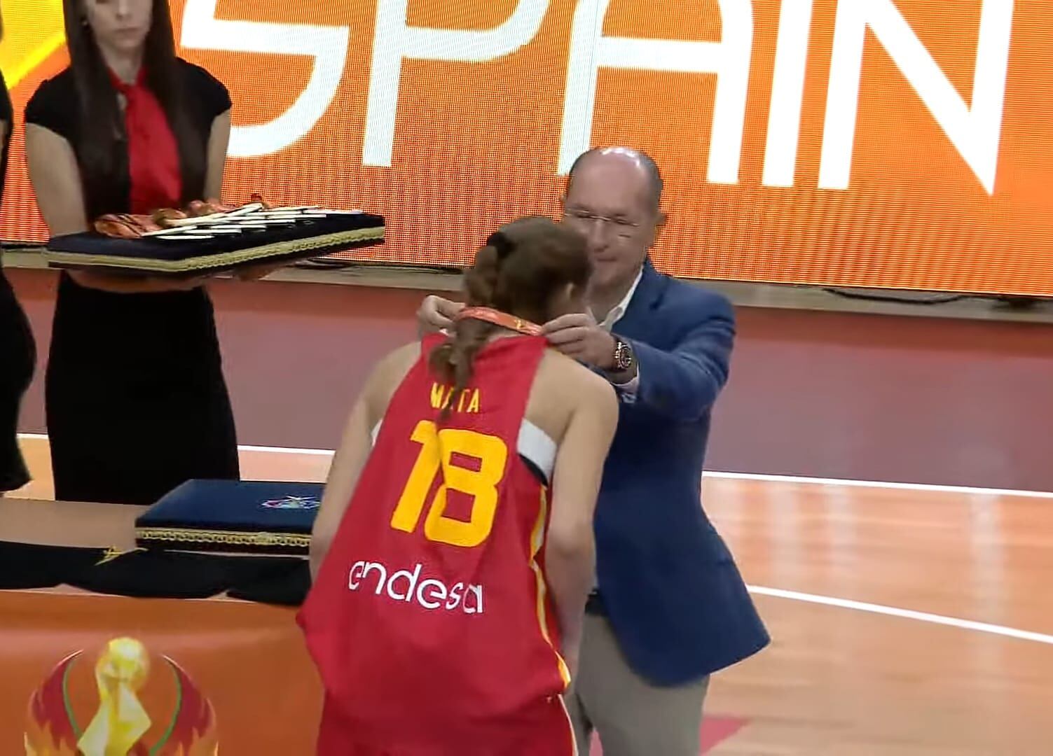 Marina Mata recoge su medalla de plata