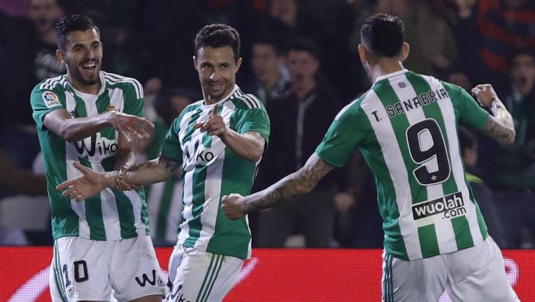 Rubén Castro celebra con Dani Ceballos y Sanabria el primer gol que marcó ante el Athletic Club de Bilbao.