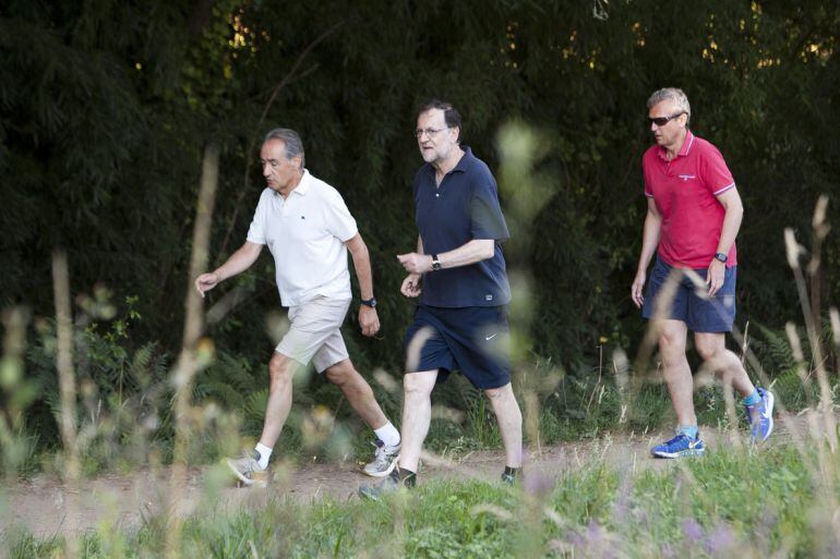 Caminata del presidente del Gobierno en funciones, Mariano Rajoy, acompañado por José Benito Suárez (izquierda), marido de Ana Pastor, y el vicepresidente de la Xunta de Galicia, Alfonso Rueda, por la Ruta da Pedra e da Auga, en Pontevedra.