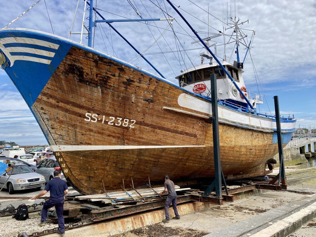 Operarios de la empresas Astilleros Olaciregi en labores de reparación del barco "Mariñel".