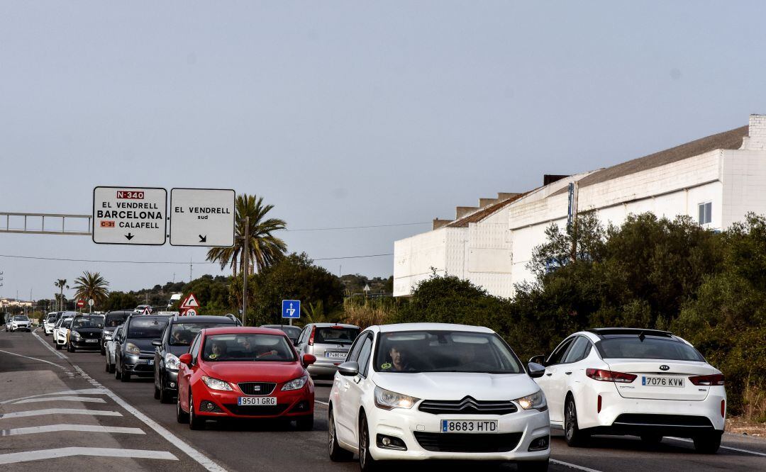 Varios vehículos circulan por una carretera catalana.