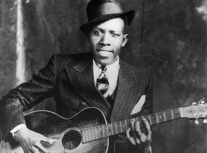 Robert Johnson en una de los dos únicas fotos que se conocen del cantante