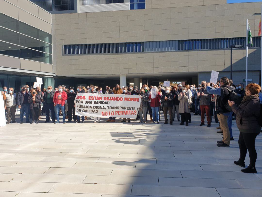 Concentración por la Sanidad Pública a las puertas del Hospital de La Línea.
