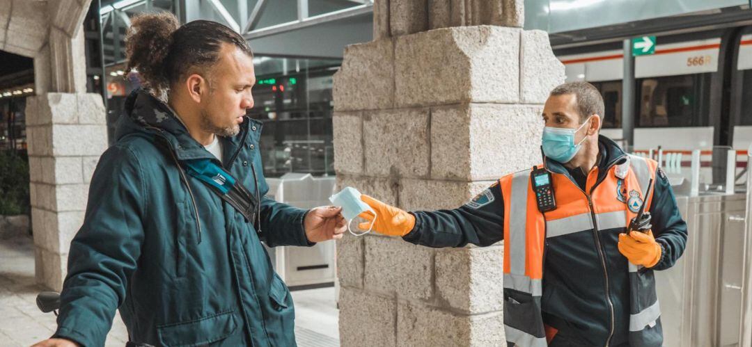 Reparto de mascarillas en el transporte público