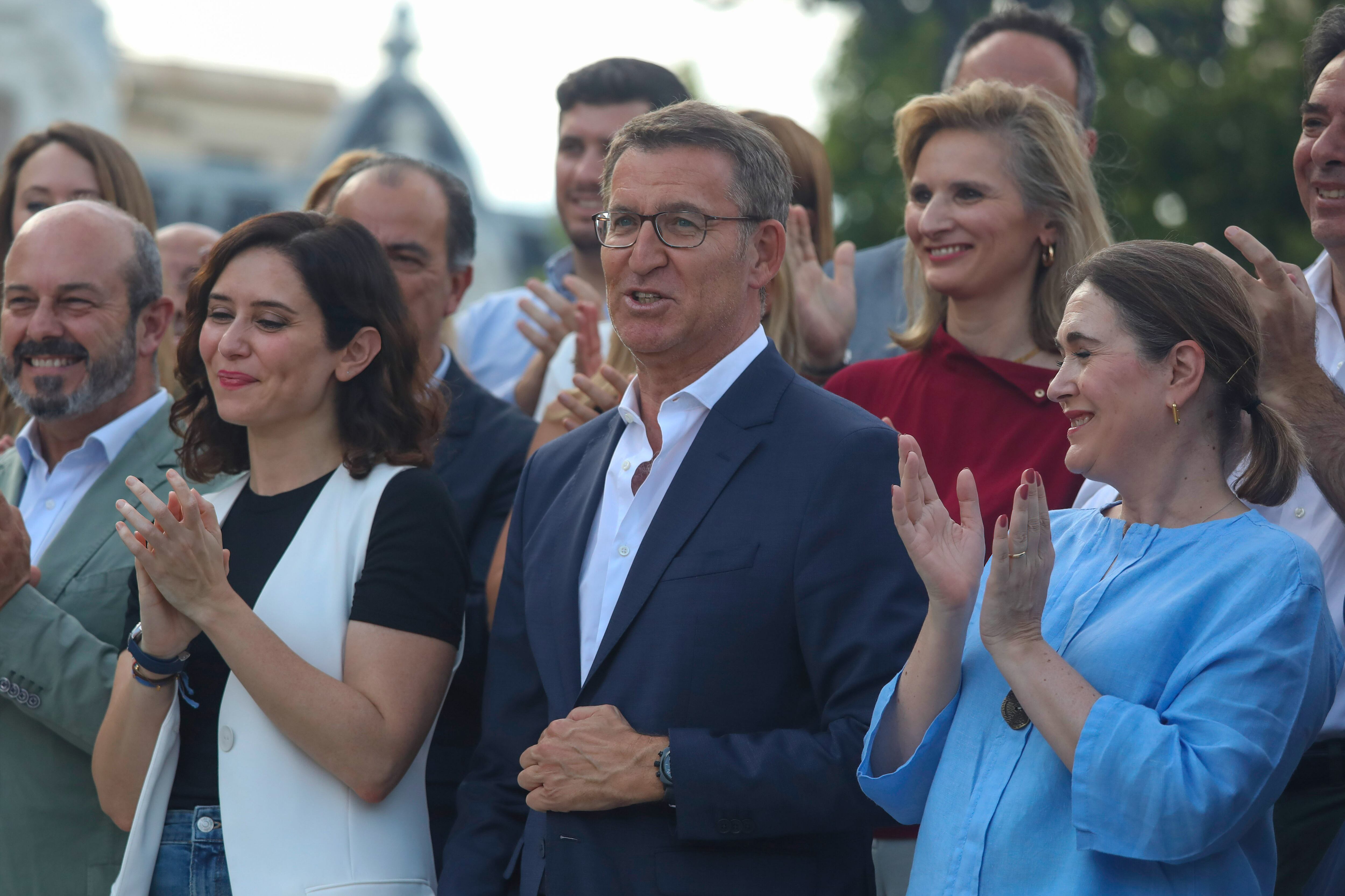 El presidente del PP y candidato a la presidencia, Alberto Núñez Feijóo, flanqueado por Isabel Díaz Ayuso, presidenta de la CAM, y de su número dos, Marta Rivera de la Cruz, durante el acto de presentación de la candidatura, el viernes en Madrid