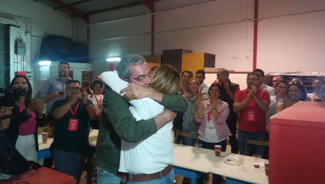 Carlos Espino abraza a Dolores Corujo minutos después de ganar las elecciones al Cabildo de Lanzarote.
