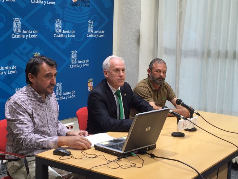 En el centro de la foto el Delegado Territorial de la Junta, Luis Domingo González, destaca las inversiones de la administración autonómica en los espacios naturales de la provincia. 