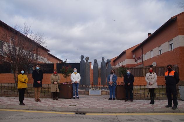 Esculturas y participantes en el acto