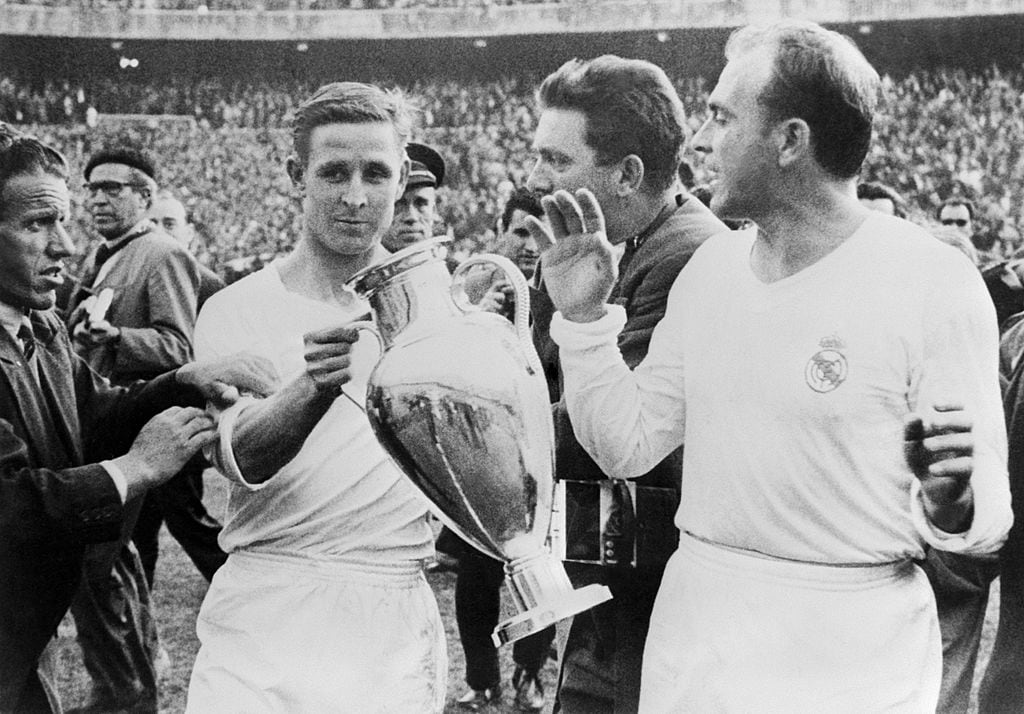 Raymond Kopa sostiene la Copa de Europa junto a Alfredo di Stéfano.