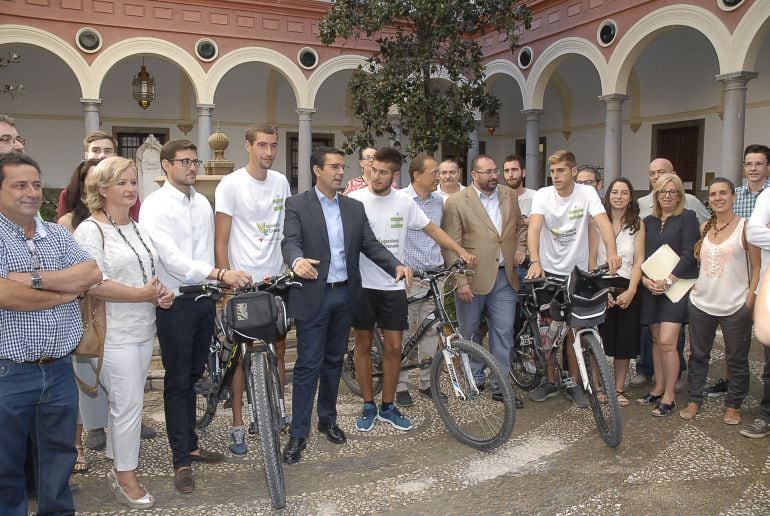 La expedición &#039;Pedaladas por la Vega&#039; ha sido recibida en el Ayuntamiento de Granada.