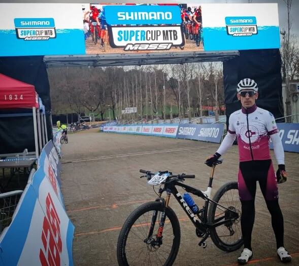 Luis Ortega (Cillar de Silos - Veloclub Ribera del Duero) en la salida de la prueba gerundenese