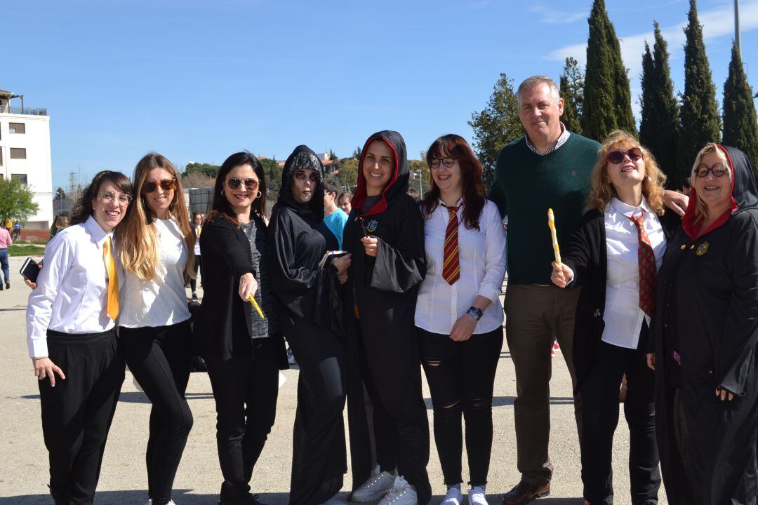 Carlos Mirasol junto a un grupo de jóvenes en las inmediaciones del recinto ferial, donde se está desarrollando esta actividad