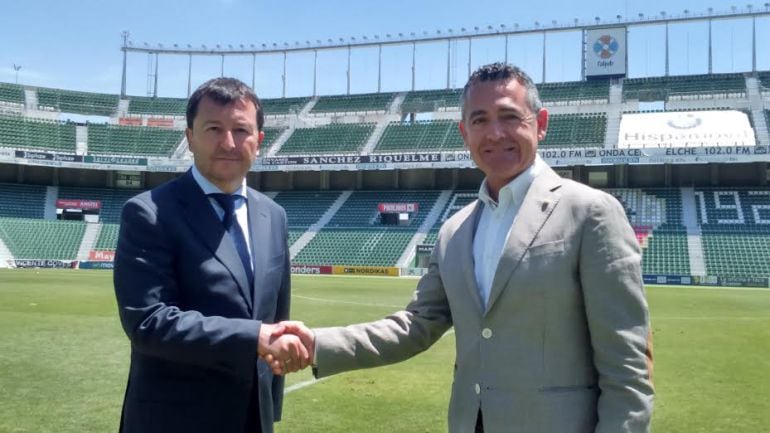 Molina estrecha la mano del presidente del Elche C.F. Diego García