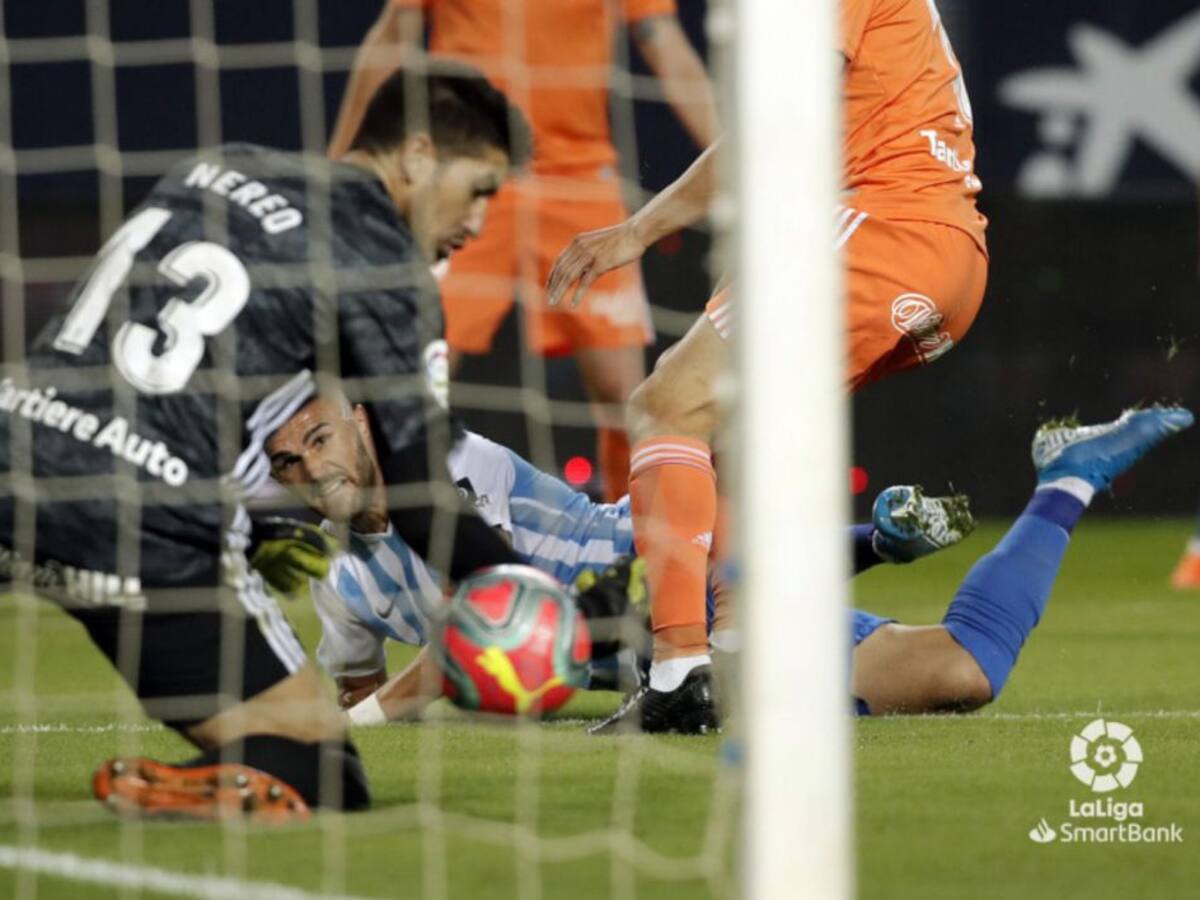 El delantero del Málaga Antoñín martillea al Oviedo