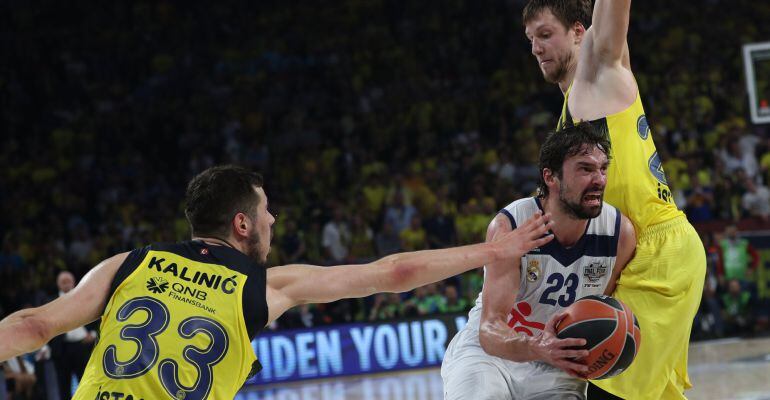 Llull trata de marcharse de un rival durante la semifinal