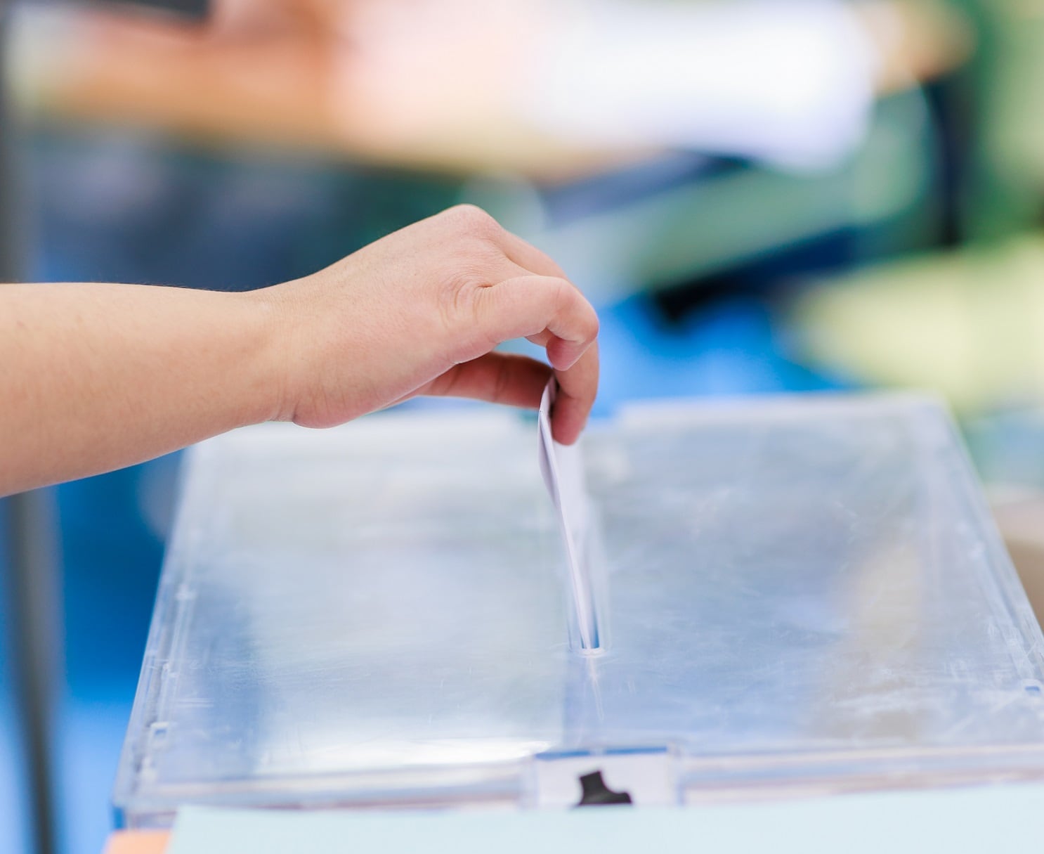 Una mujer inserta un voto en una urna electoral